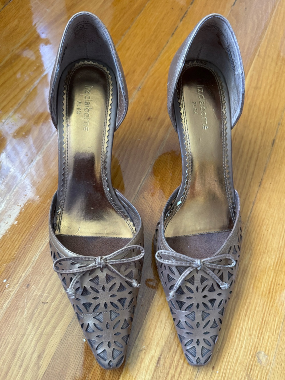 Vintage 90s Liz Claiborne Taupe/Gold Laser-Cut Long Pointed Kitten Heel with Bow - Picture 1 of 5